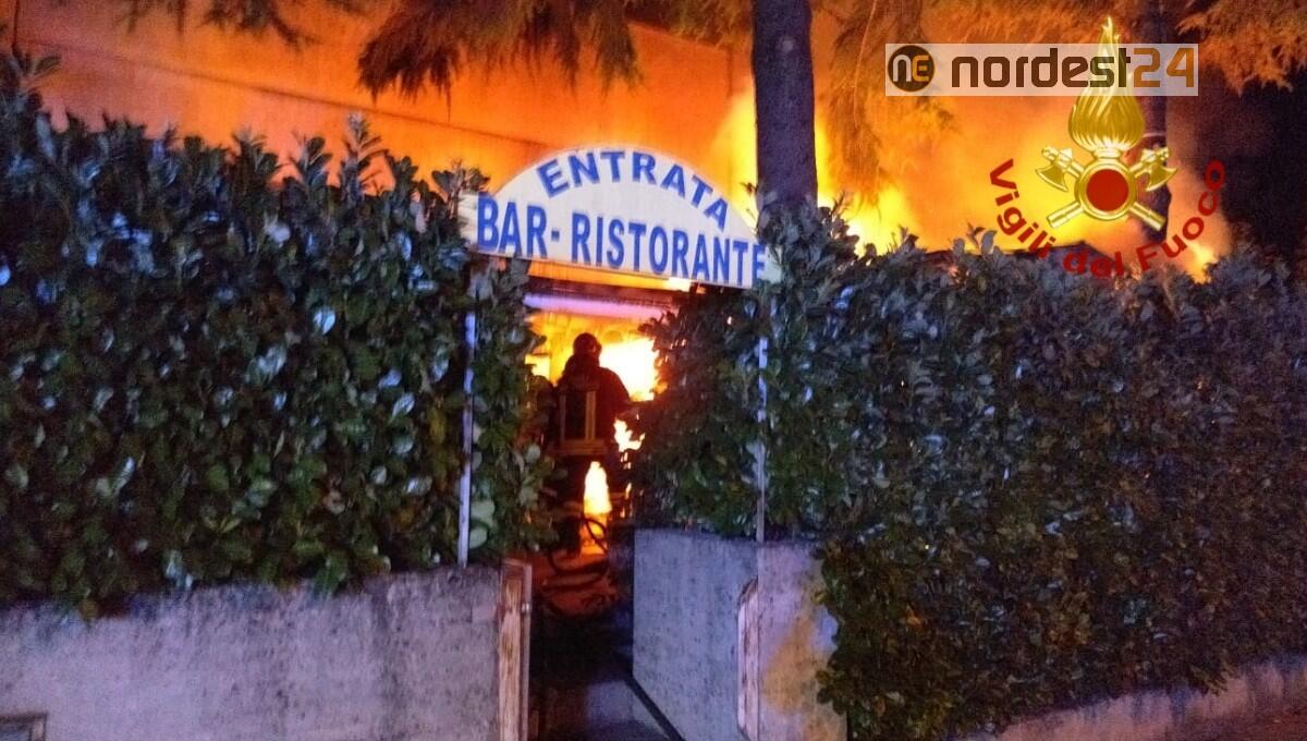 Paura nella notte in un ristorante: a fuoco il vicino deposito - 