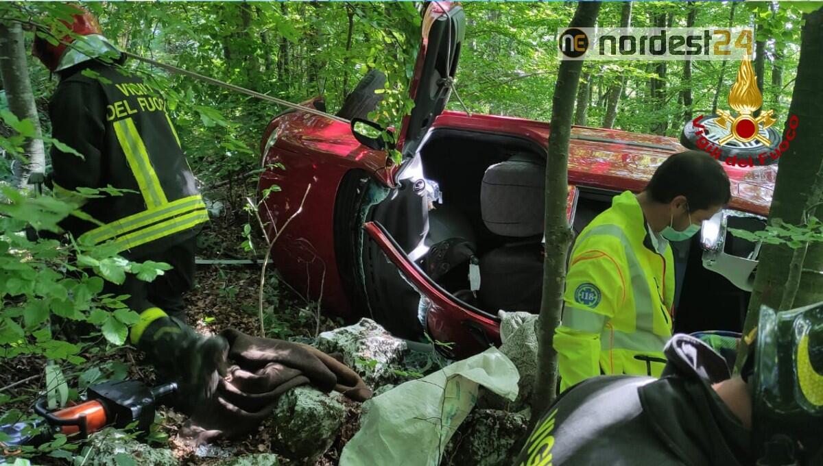 Sbanda con la Fiat Panda e finisce in un burrone in mezzo al bosco - 