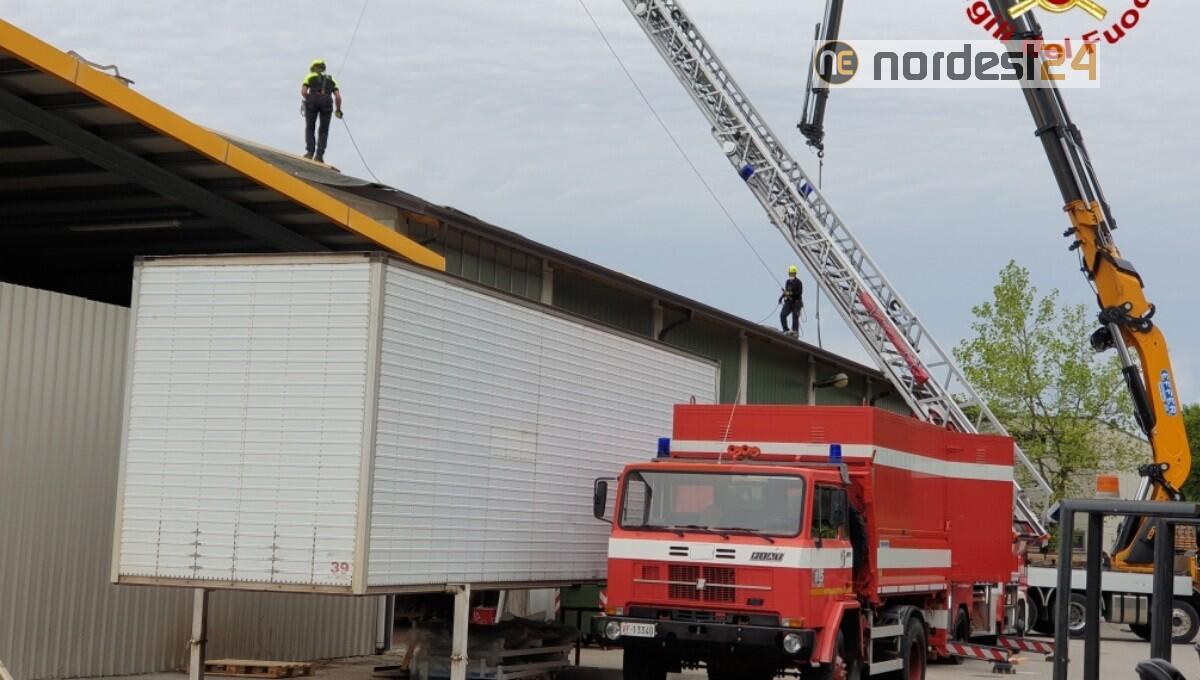 Grandinata e tetti danneggiati: proseguono i lavori dei vigili del fuoco di Pordenone - 