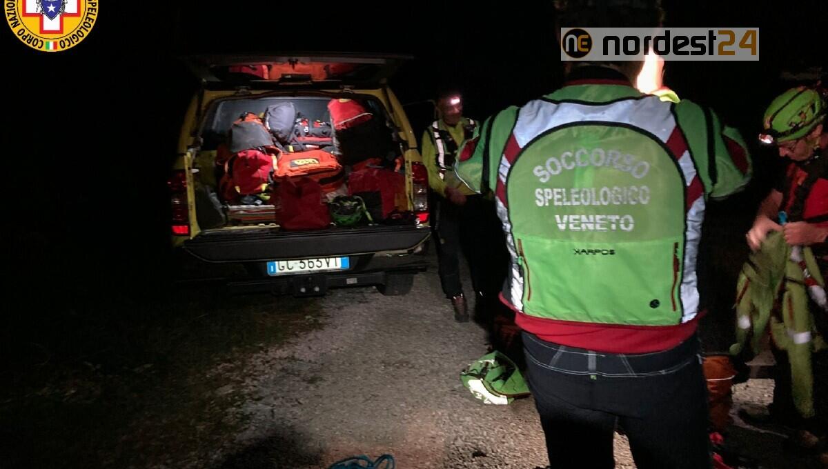 Escursionista bloccato in un canale assieme al suo cane: recuperati con un verricello - 
