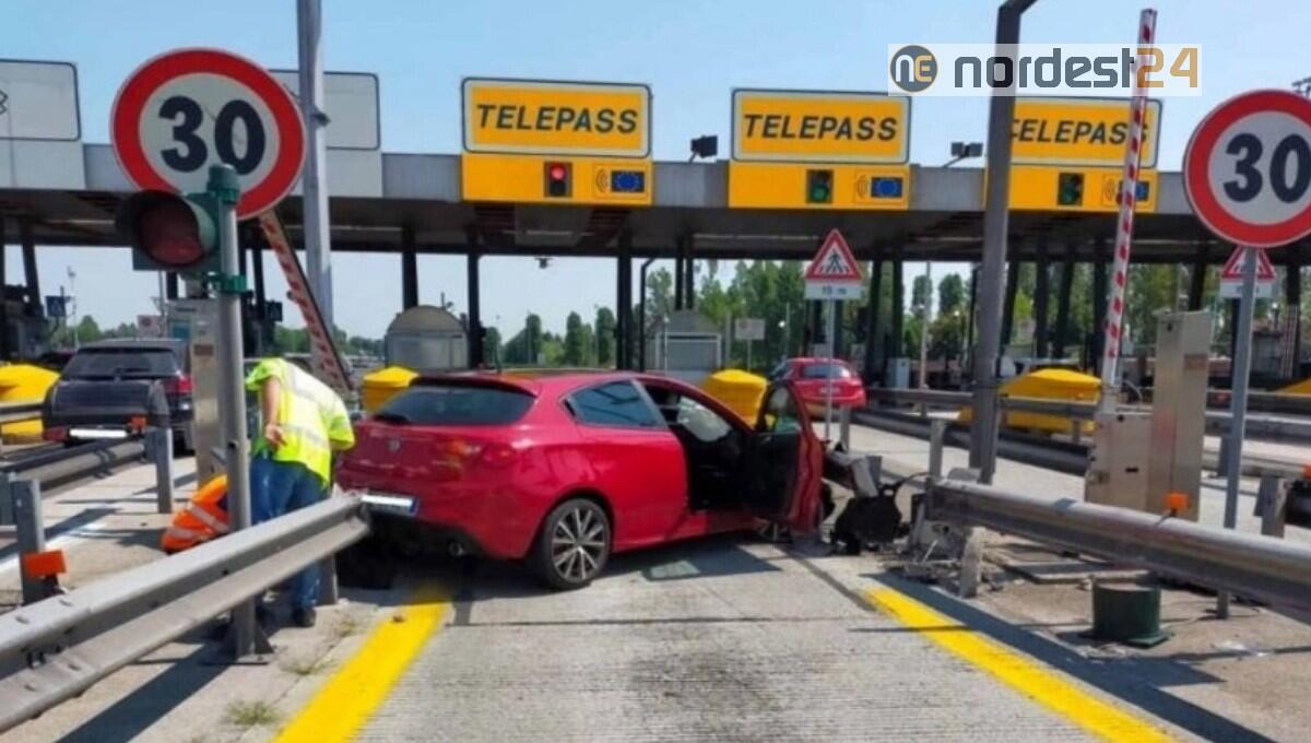 Incidente al casello di Mestre: Alfa urta l'ingresso Telepass e si incastra - 