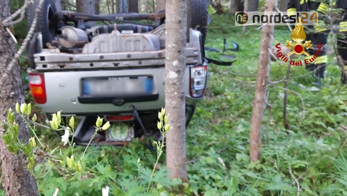 Finisce con l'auto rovesciata in mezzo agli alberi: conducente illeso - 