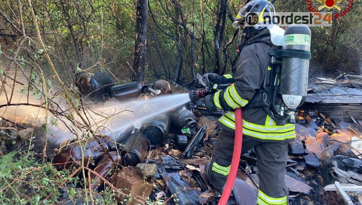 Trieste, incendio di un deposito di masserizie e bombole Gpl - 