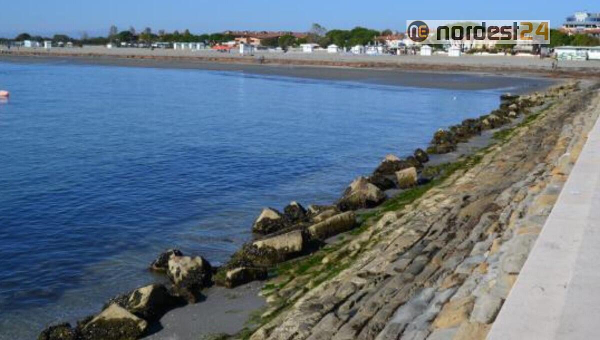 Grado, rischia di annegare: 17enne tratto in salvo dai Carabinieri - 