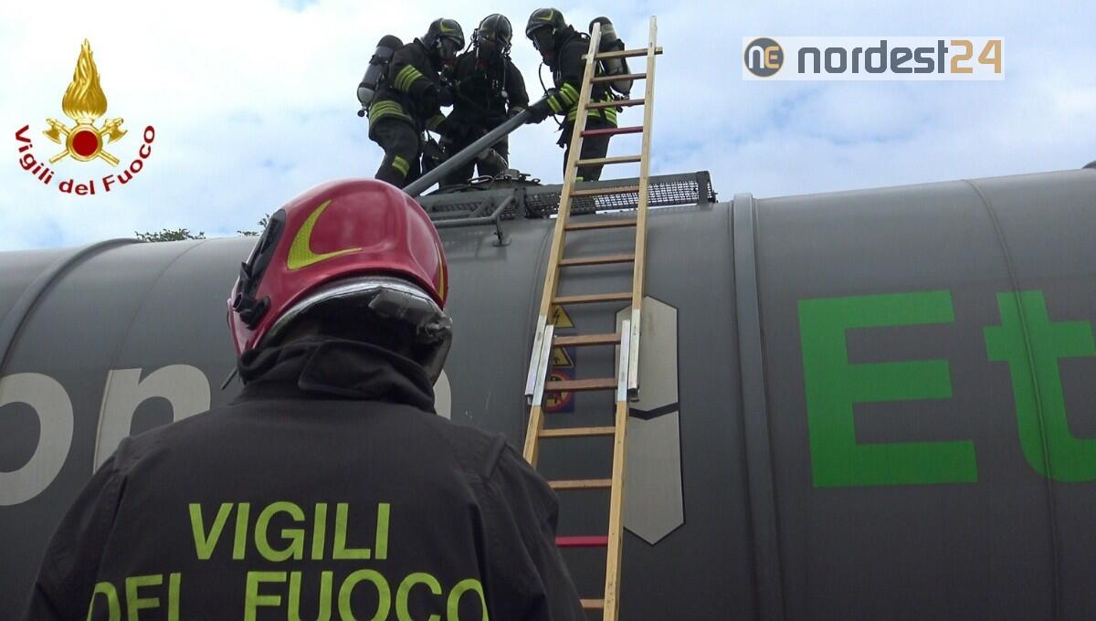 Trieste. Travaso da una cisterna di 62mila litri di Etanolo a seguito di uno sversamento - 