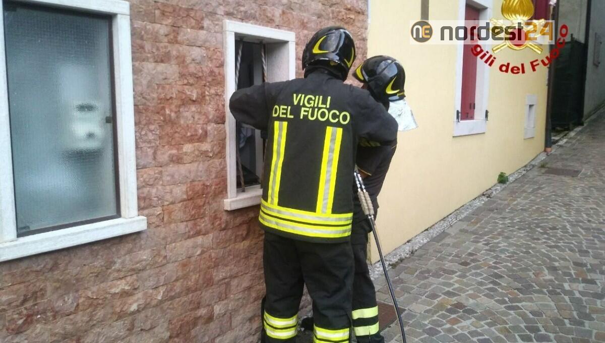 Barcis, i pompieri salvano una persona intrappolata in casa dopo un malore - 