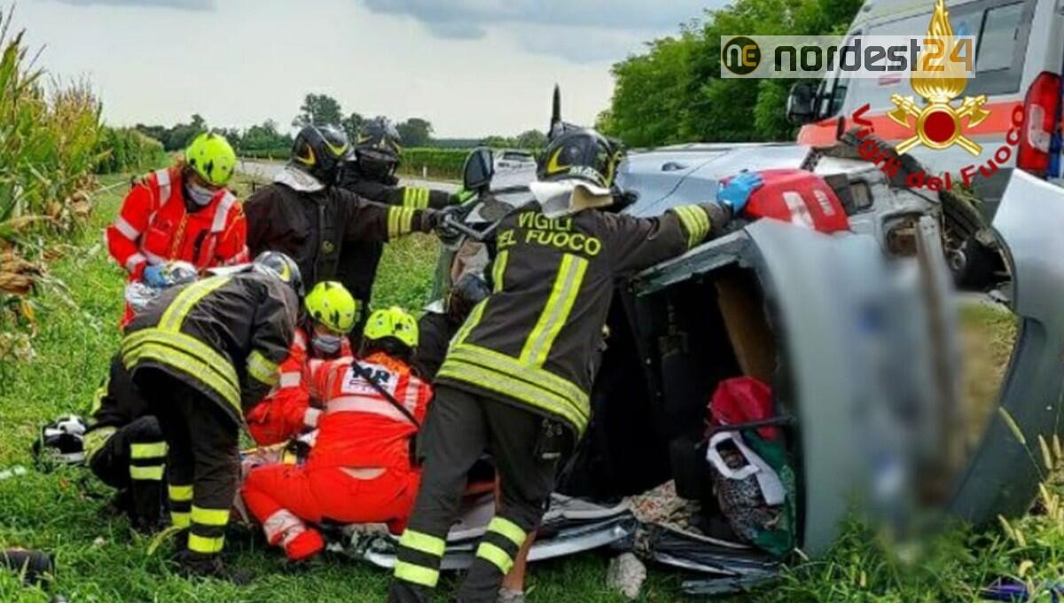 Incidente a Codroipo, auto si cappotta sul fianco: ferita una donna - 