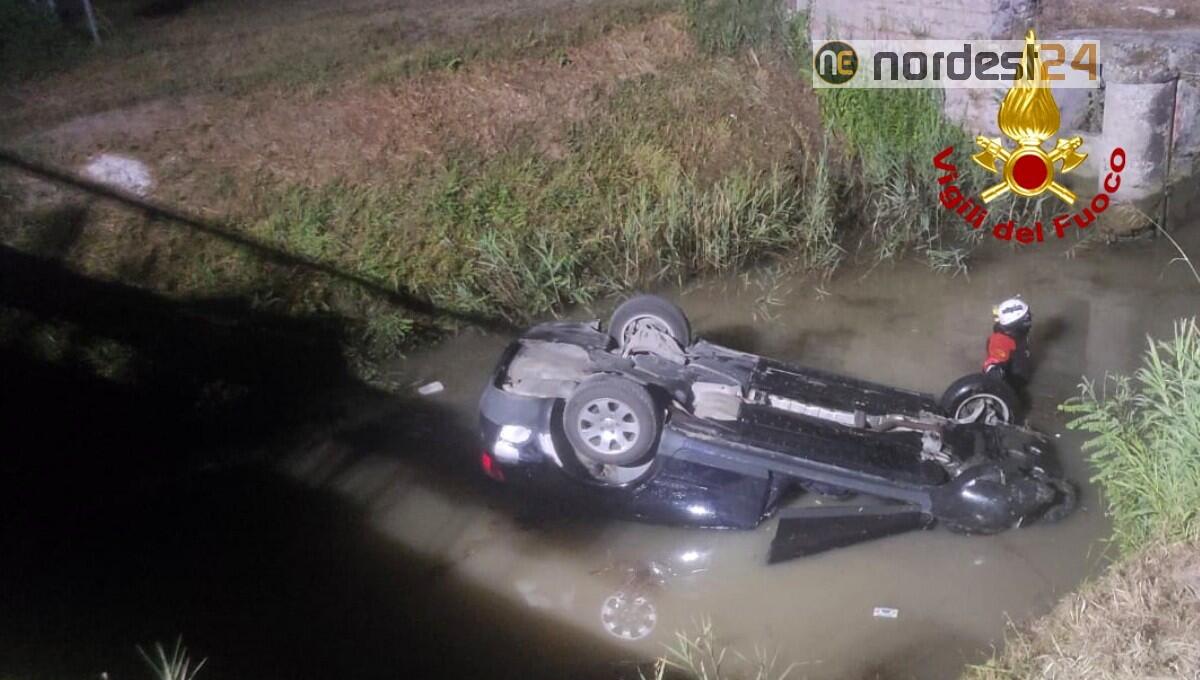 Finisce con l'auto capovolta in un canale d'irrigazione: gravissimo 41enne - 