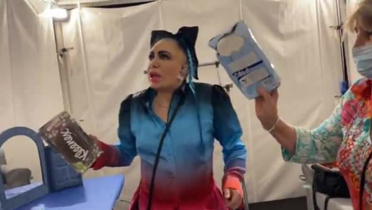 Loredana Bertè infastidita dalle zanzare a Cervignano del Friuli - 