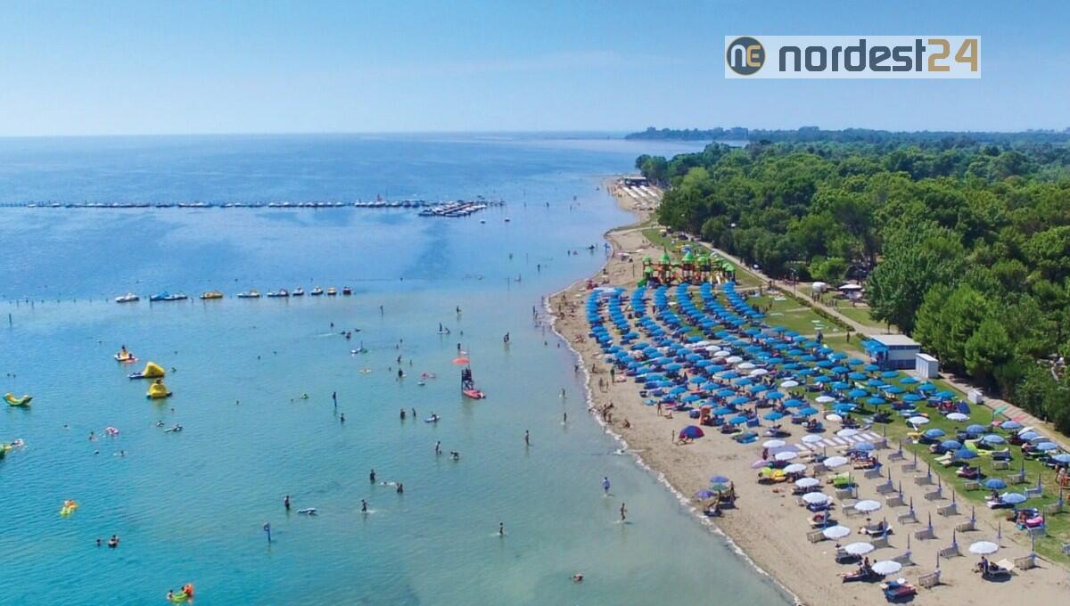 Si aggirano in spiaggia tra gli ombrelloni con droga, armi e soldi - 