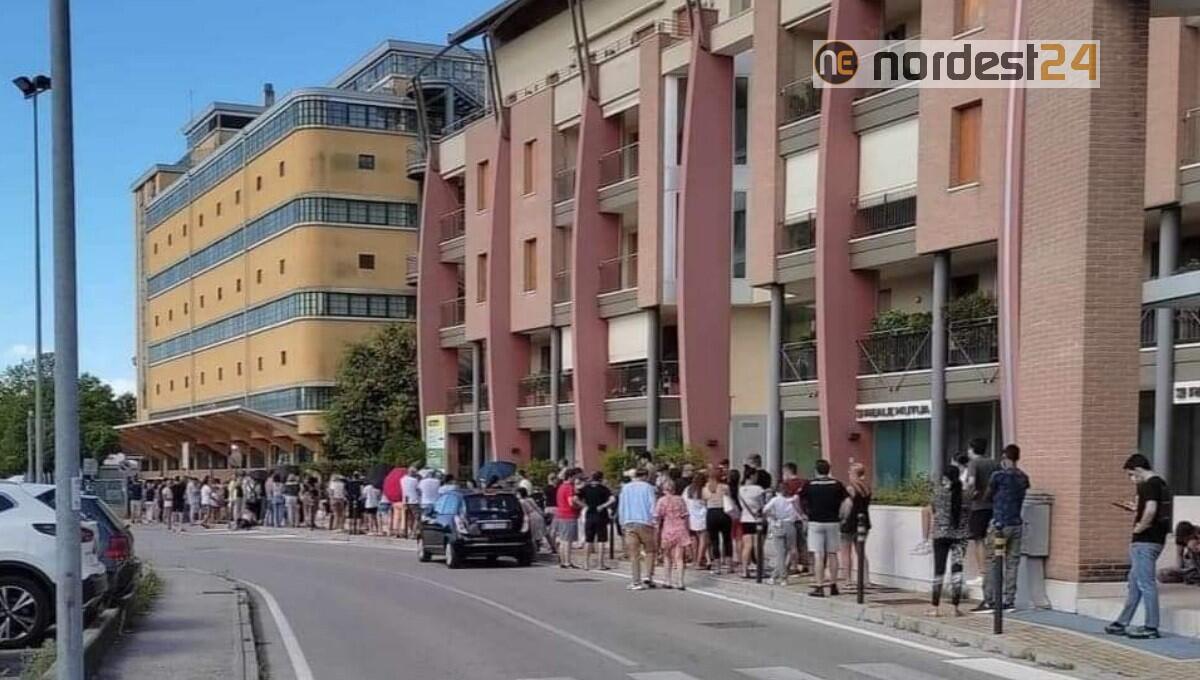 Veneto orientale, record di tamponi e lunghe code ai Covid point - 