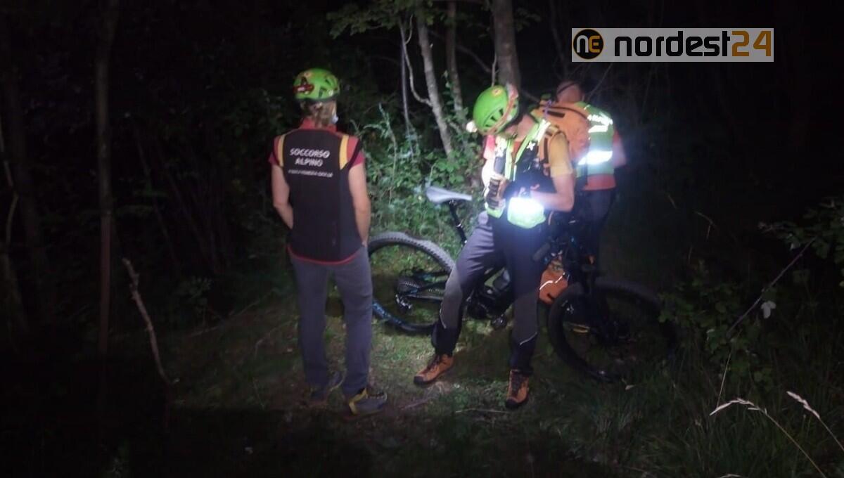 Ottantaduenne cade nel bosco e un ciclista smarrito bloccato tra i rovi - 