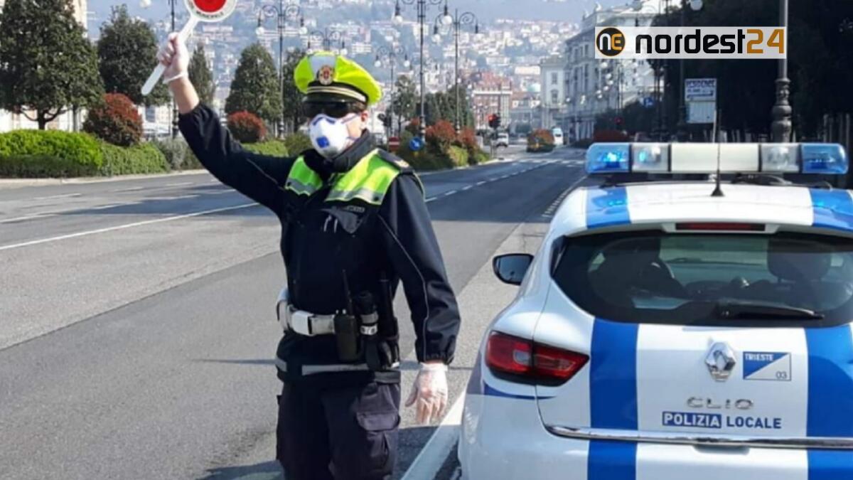 Guida ubriaco uno scooter rubato, senza patente e assicurazione - 