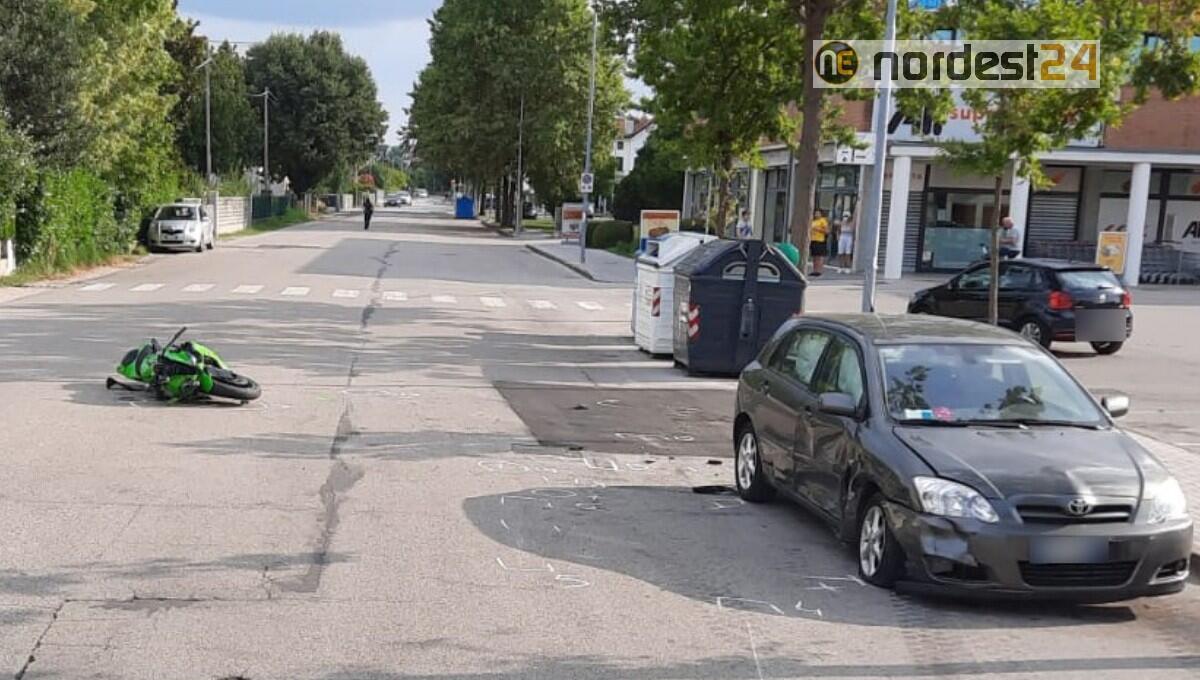 Auto taglia la strada a una moto, Mattia è tornato a casa: tragedia sfiorata - 