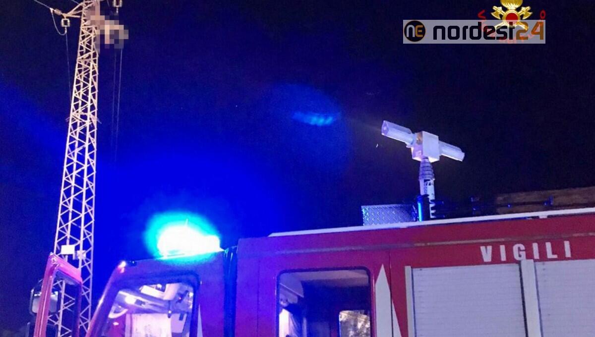 Sale su un traliccio dell'Enel e rimane folgorato: deceduto 32enne - 