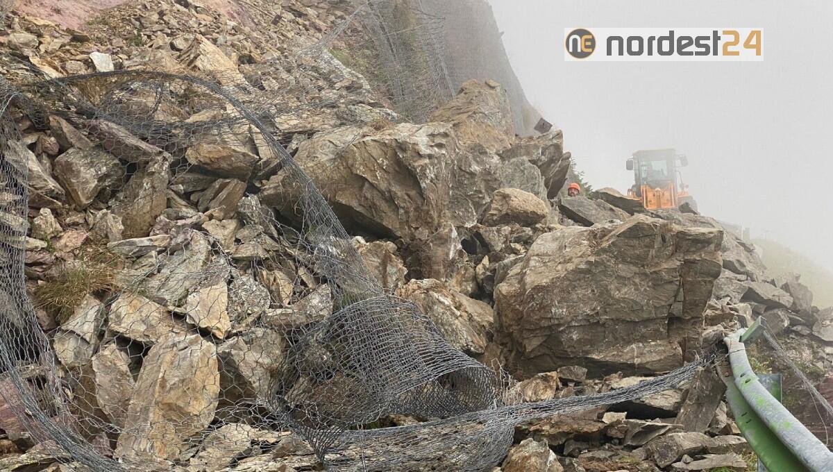 Lavoro senza sosta per liberare la strada dalla frana sul Monte Crostis - 