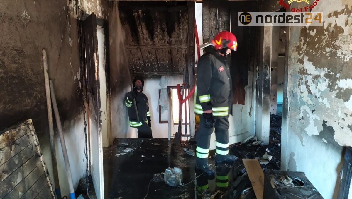Violento incendio devasta un appartamento: 3 famiglie sfollate - 