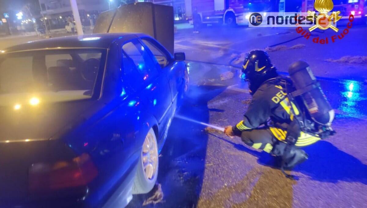 Paura a Lignano per l'incendio di un'auto in una stazione di servizio - 