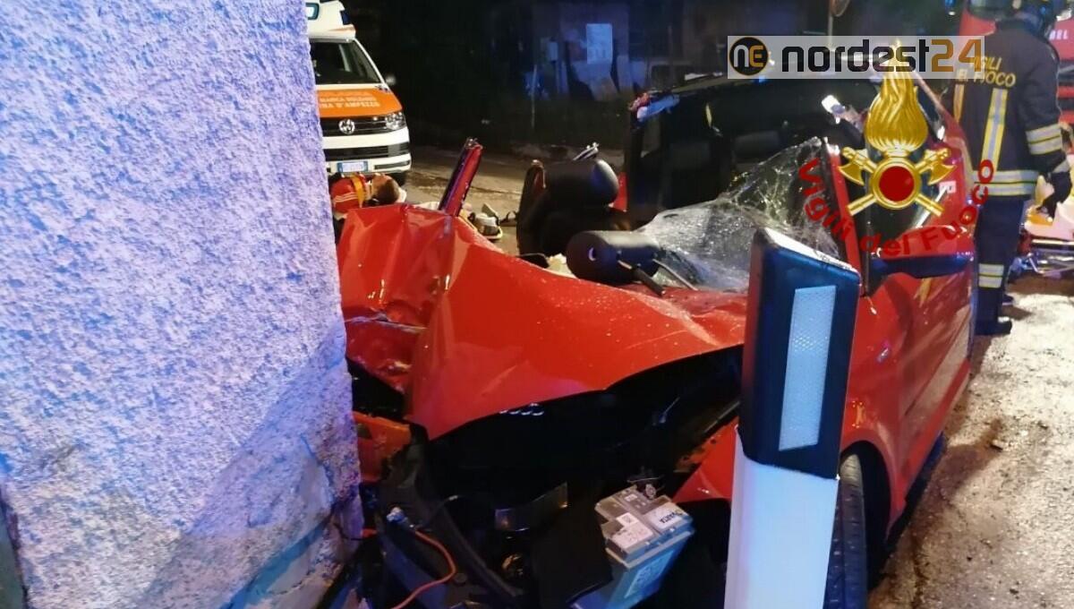 Schianto contro il muro di  un'abitazione: cinque feriti - 