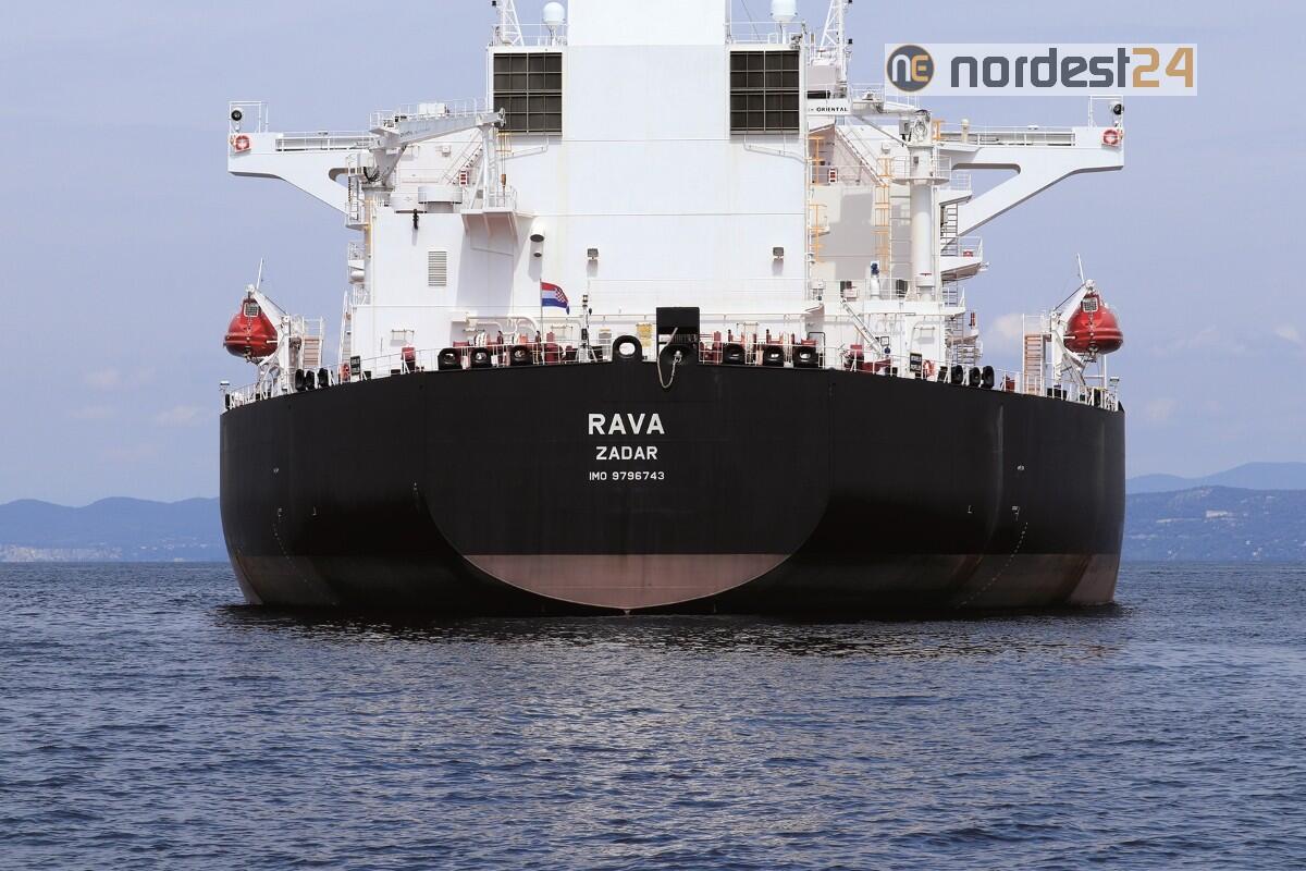 Covid, marinai contagiati, petroliera in rada a Trieste - 