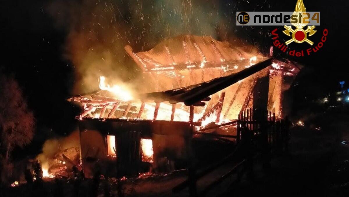 Scoppia l'incendio: distrutta una vecchia baita in comune di San Pietro di Cadore - 