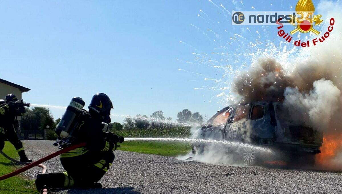 Pordenone. Prima il fumo dal cofano, poi l'incendio dell'auto: intervento dei pompieri - 