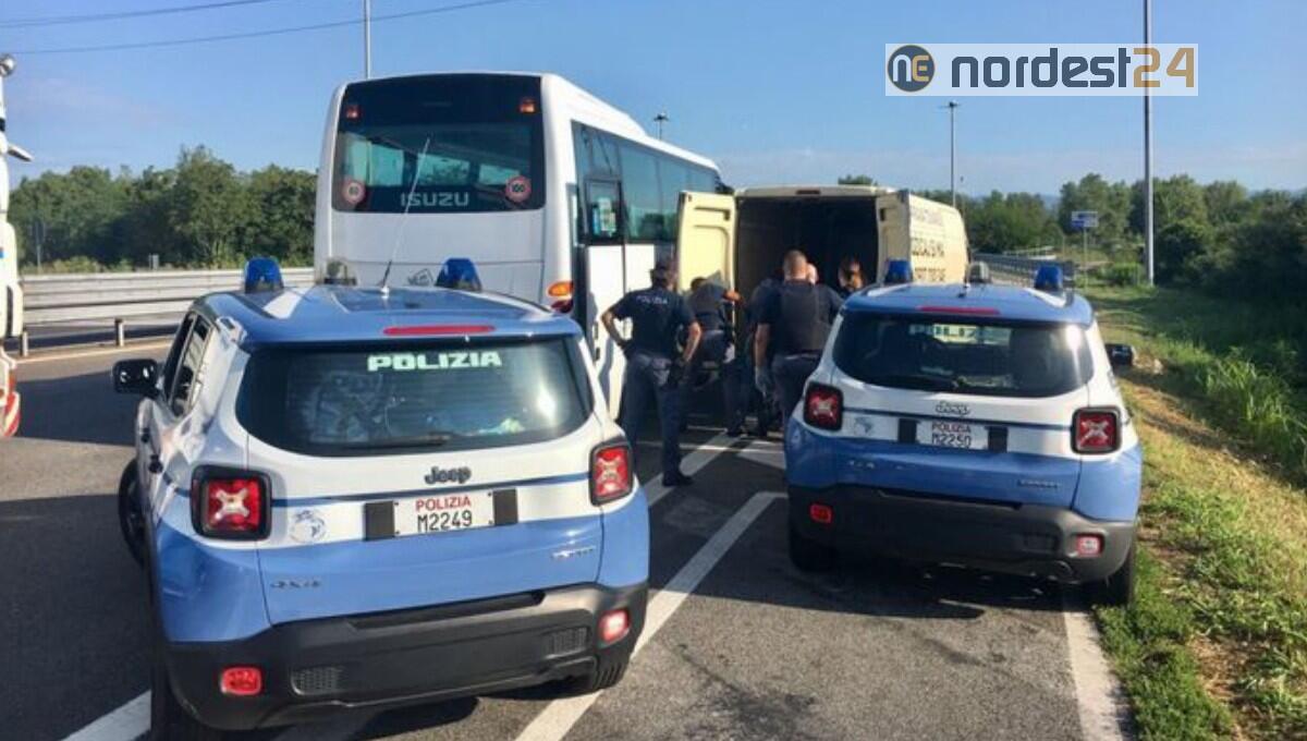Fermato a Udine Sud furgone con 19 migranti del Bangladesh, tutti irregolari - 