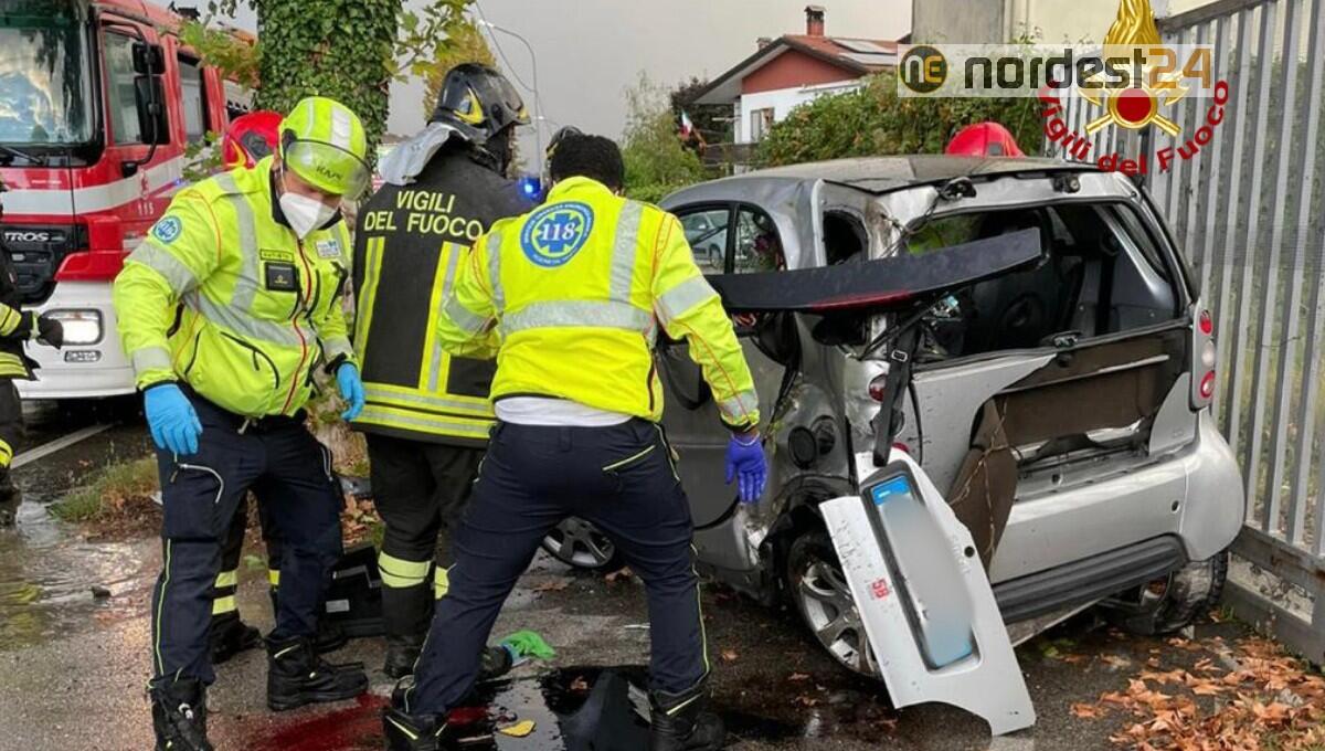 Sbanda e si rovescia con l'auto sul fianco: gravissimo 19enne - 