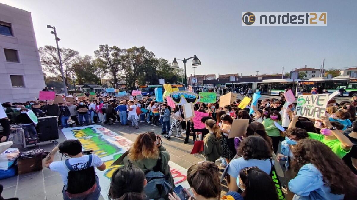 Sciopero per il clima, studenti in piazza: "il pianeta sta morendo" - 