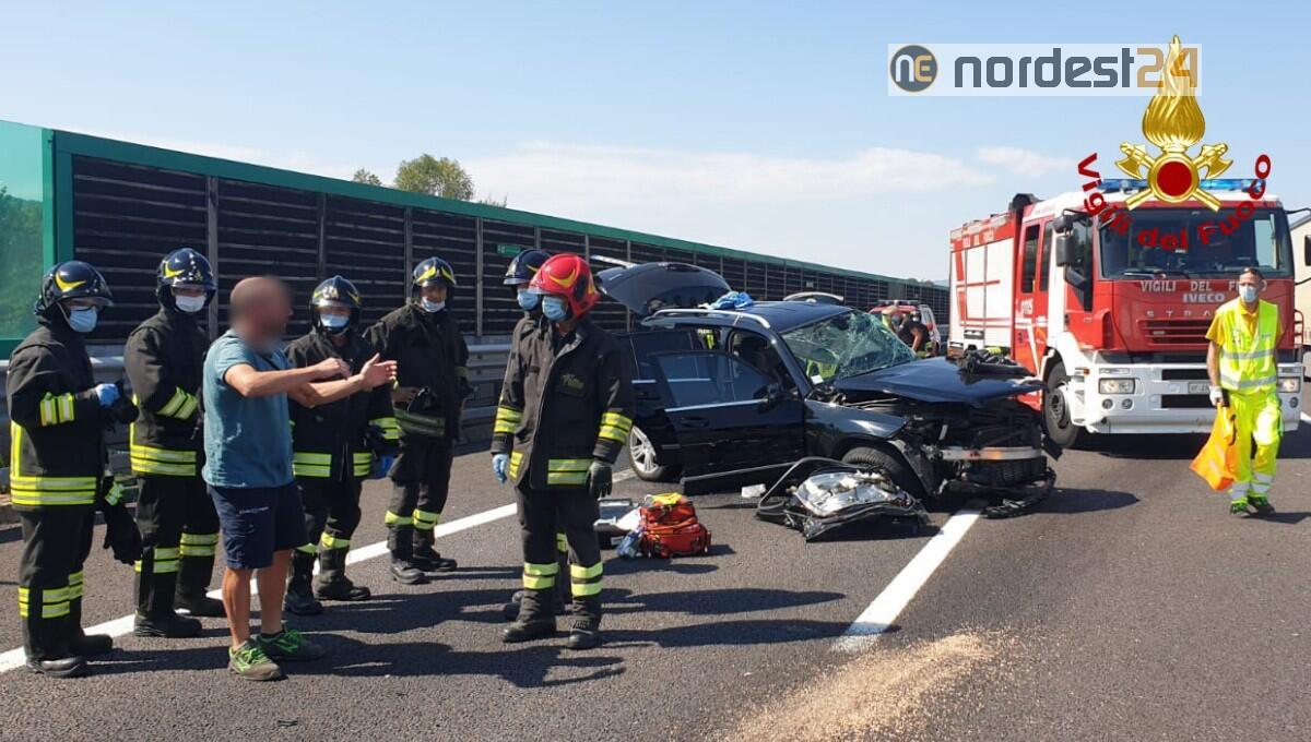 Incidente in A4 tra auto e mezzo pesante: ferita la conducente, illeso un bimbo di 2 anni - 