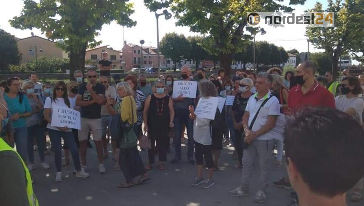 Concordia Sagittaria, medico 'no vax' sospeso: manifestazione di solidarietà - 