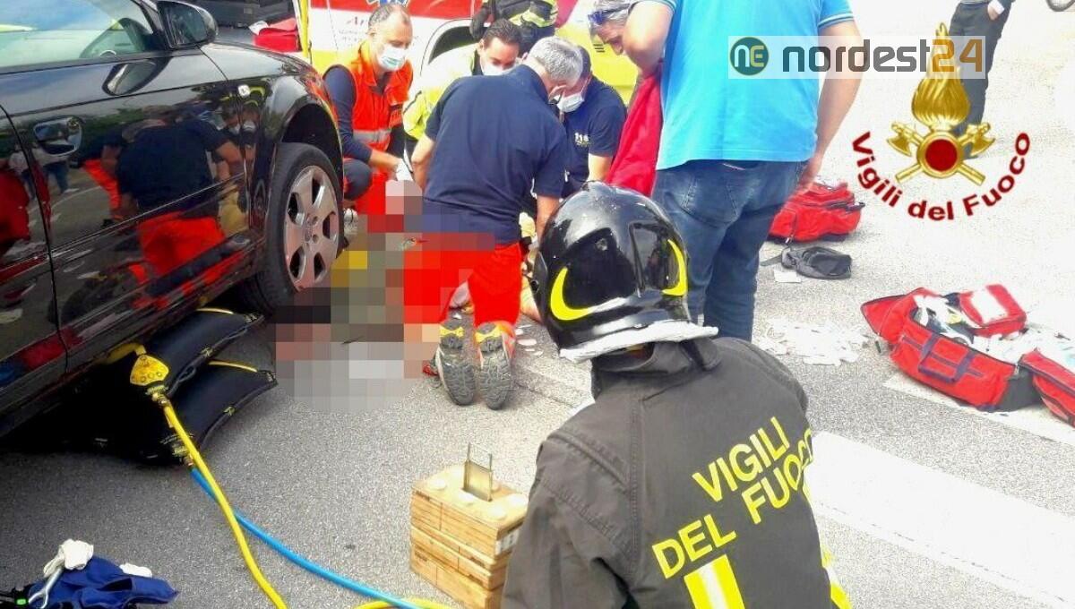 Pedone investito da un'auto rimane incastrato sotto il mezzo - 