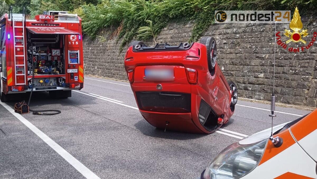 Due auto si scontrano lungo la Strada Costiera, una si ribalta - 