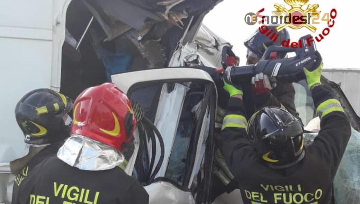 Furgone tampona un Tir in A4: 2 deceduti tra le lamiere e 3 feriti - 