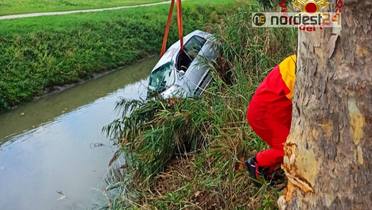 Esce di strada con l'auto e finisce nel canale: deceduta 71enne - 