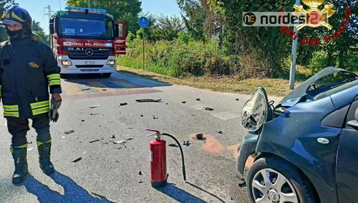 Incidente a Pordenone: scontro tra due auto, tre feriti e strada chiusa - 