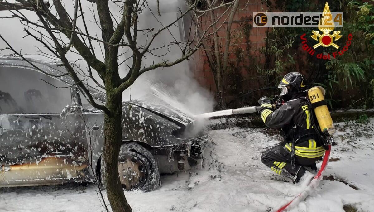 Incendio a Santa Maria di Sala: danni ingenti, distrutte anche 2 auto - 