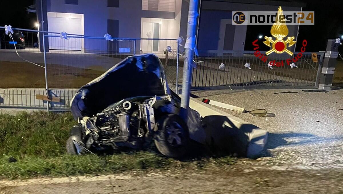 Con l'auto nel canale di scolo contro il terrapieno di cemento: è grave - 