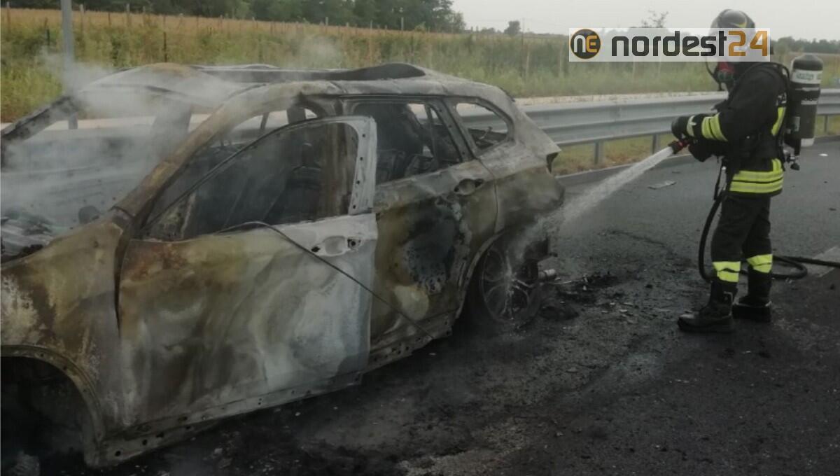 Incendio di un'auto in A4 a Latisana: in salvo la donna alla guida - 