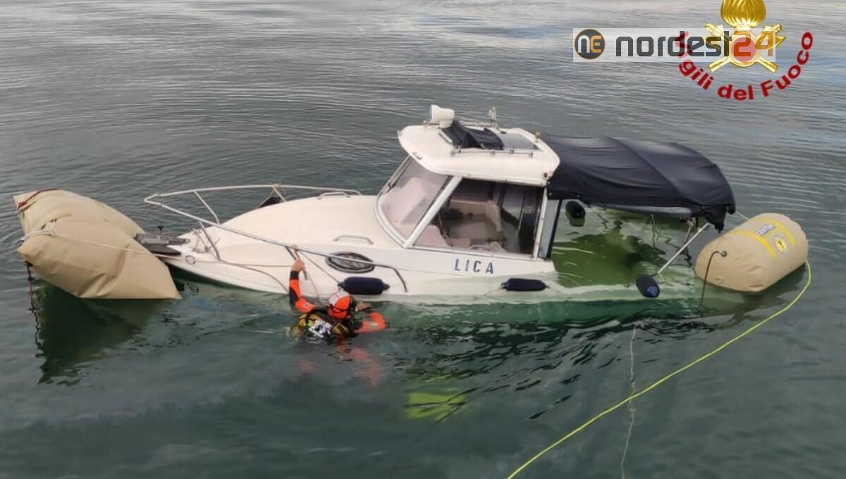 Finisce contro la diga ed affonda: recuperata imbarcazione di 6 metri a Monfalcone - 