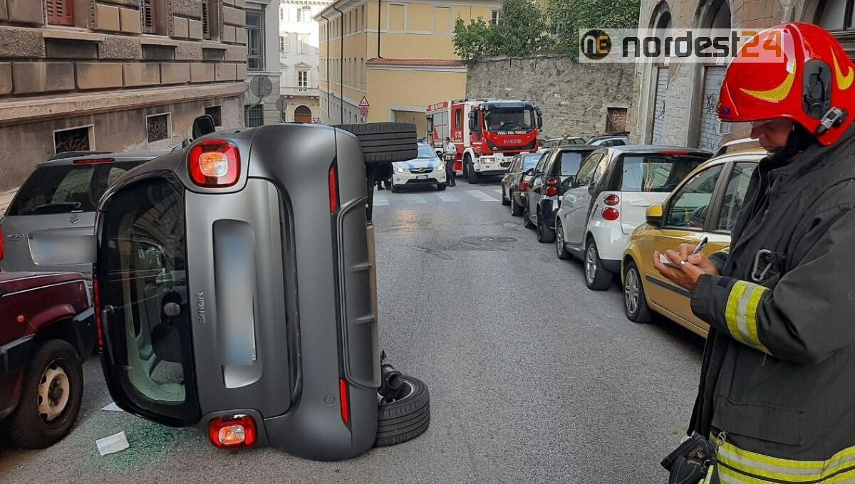 Incidente a Trieste: Smart si ribalta, ferita la conducente - 