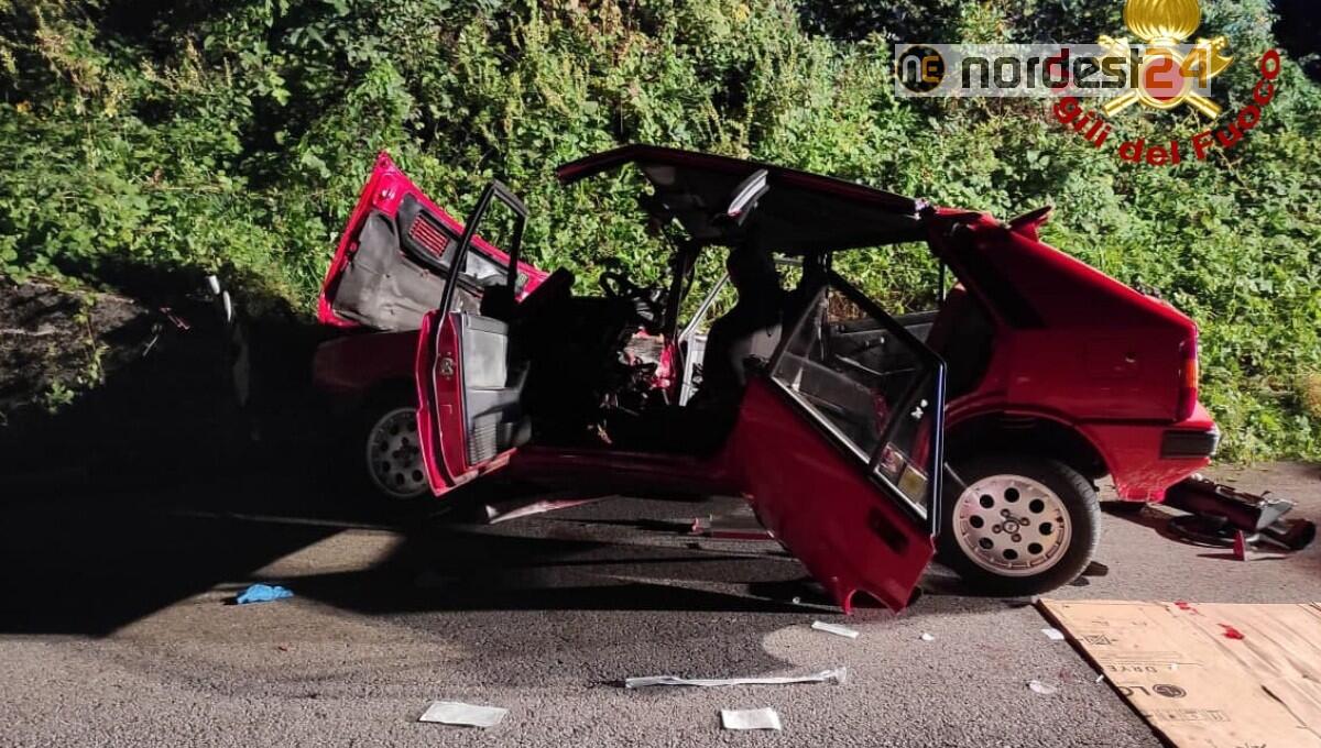 Lancia Delta finisce fuoristrada: due feriti, uno rimane incastrato - 