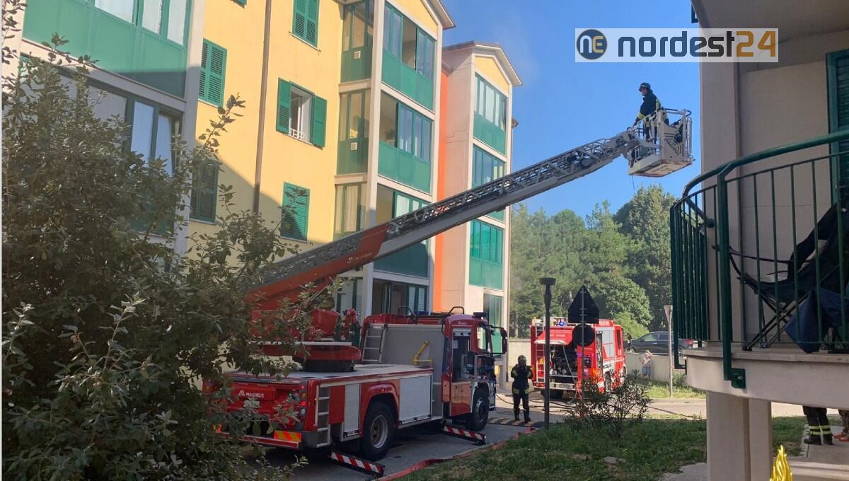 Incendio in appartamento a Trieste: 2 intossicati, evacuato l'edificio - 