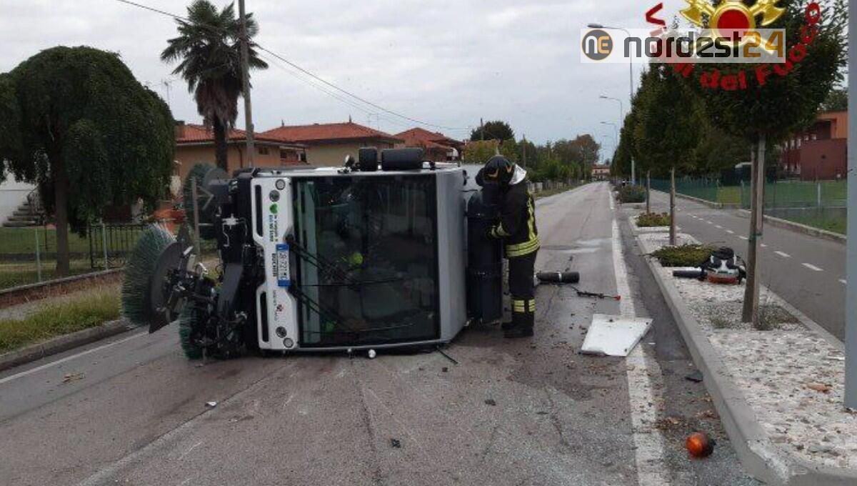 Morsano. Si scontrano 2 mezzi della nettezza urbana, uno si ribalta - 