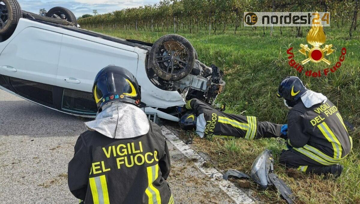 Azzano Decimo. Esce di strada e si ribalta: ferito giovane conducente - 