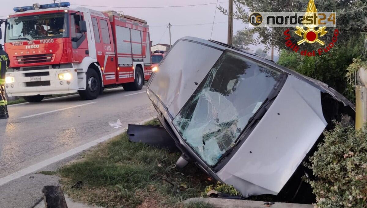 All'alba finisce contro il muro un'abitazione e rimane incastrato nell'auto - 