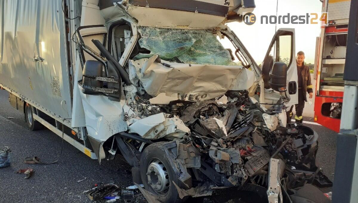 Tamponamento in A4: deceduto 30enne, incastrato in cabina - 