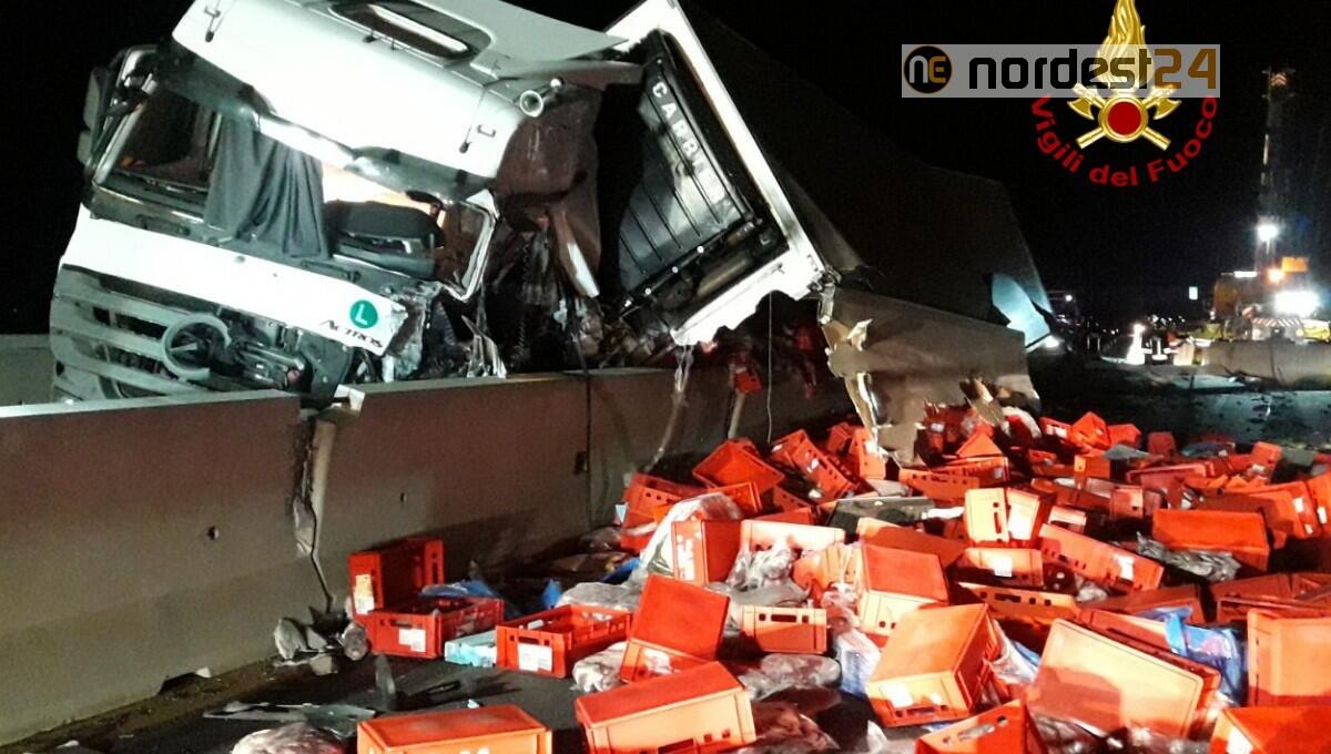 Incidente in A4 tra Latisana e Portogruaro: Tir si rovescia e perde il carico - 