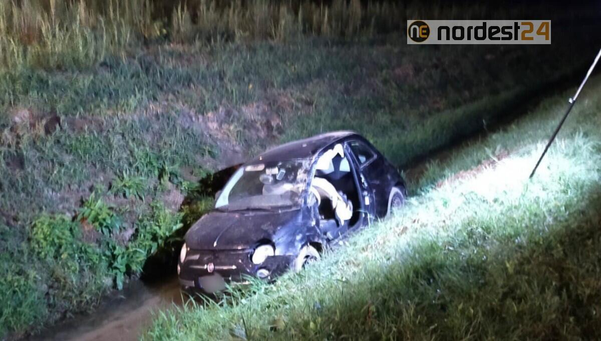Sbanda e finisce con la Fiat 500 nel fossato: ferito, incastrato tra le lamiere - 