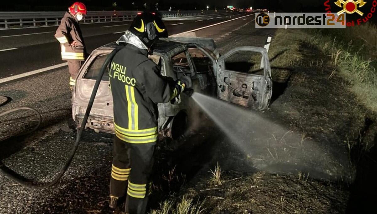 L'auto va a fuoco, ma gli occupanti fuggono prima dell'arrivo dei soccorsi - 